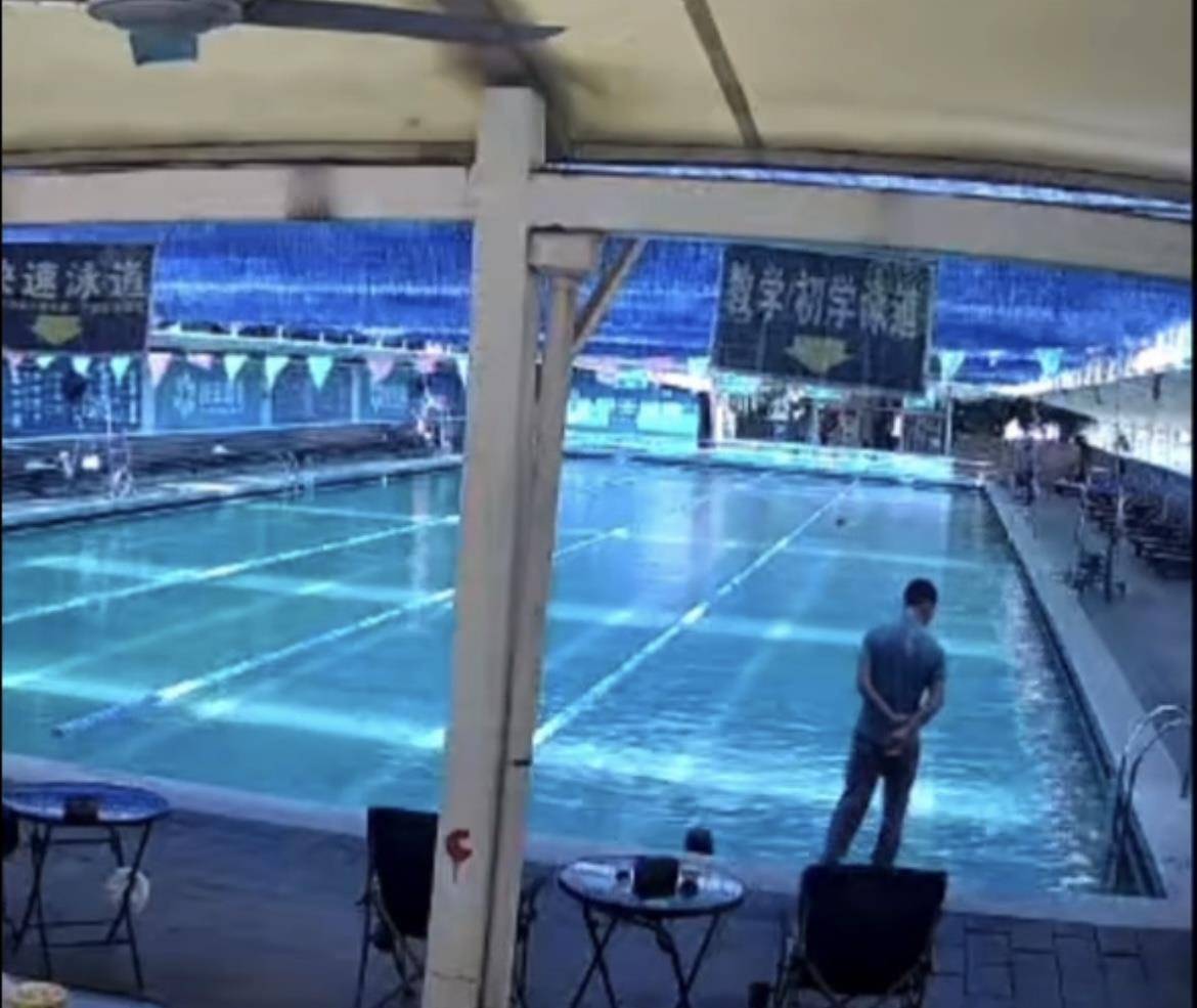 皇冠信用网注册_厦门一男子在室内游泳池溺水身亡皇冠信用网注册，家属：沉水近30分钟没有人施救