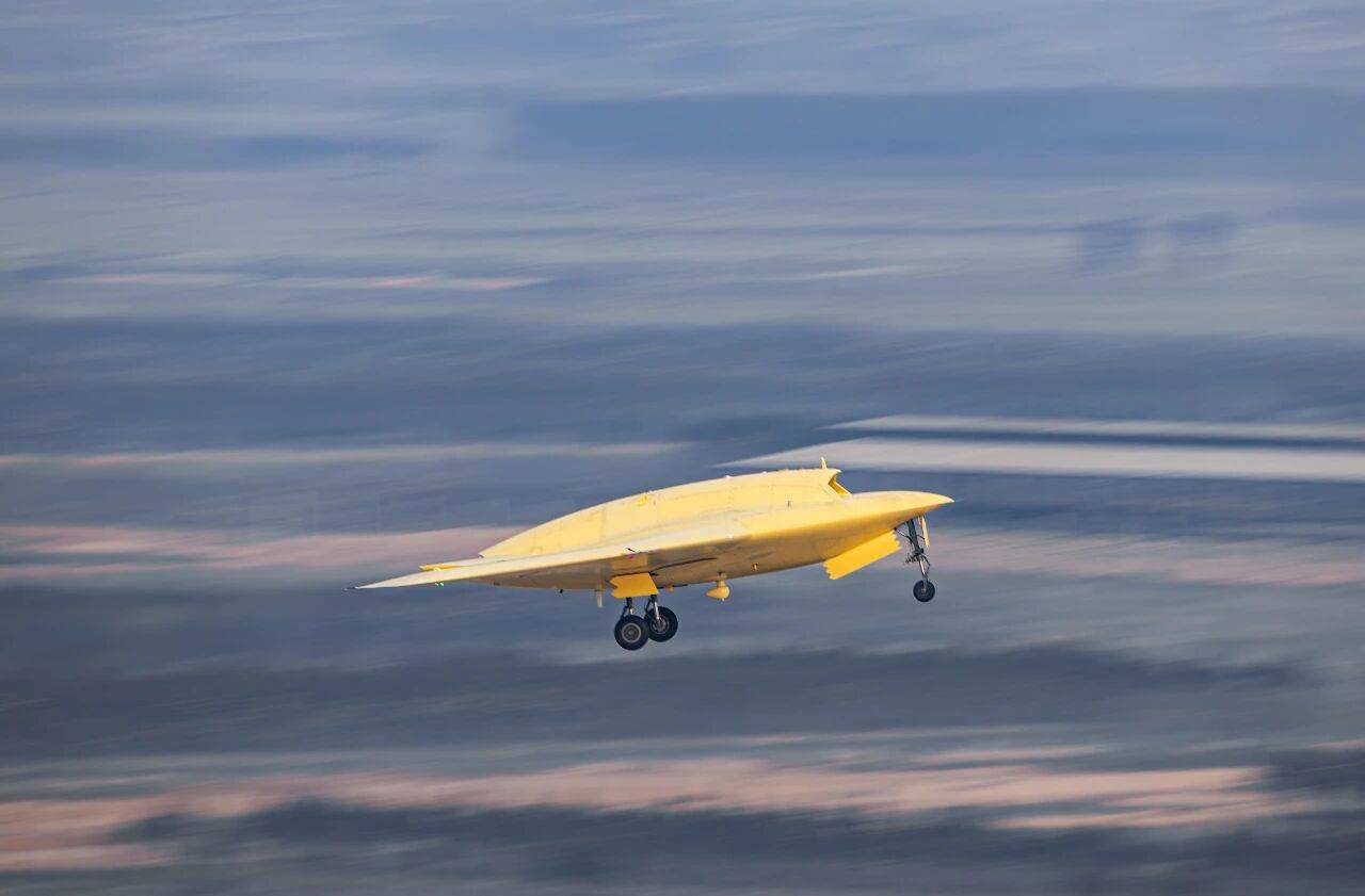 皇冠信用網出租足球
_重大突破皇冠信用網出租足球
!彩虹-7高空高速隐身无人机成功首飞