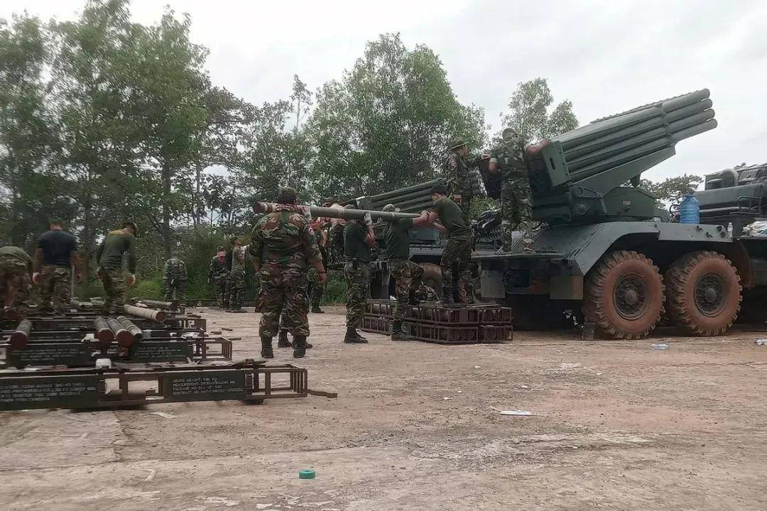 丹麦超级联赛_柬埔寨出动PHL-03型300毫米远火丹麦超级联赛，3发火箭弹准确命中泰军据点？