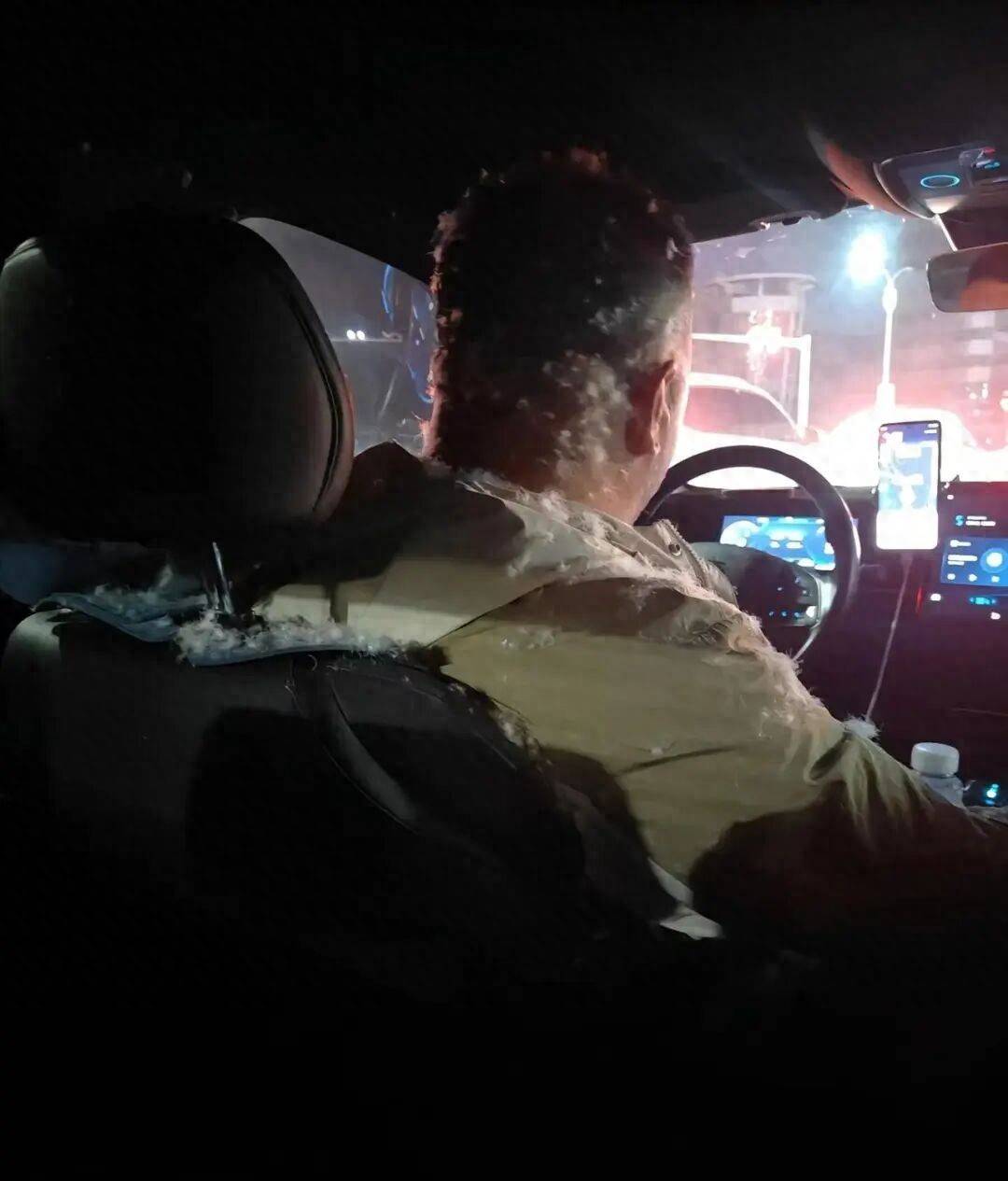 堪萨斯城体育会vs科罗拉多急流_真“爆款”羽绒服堪萨斯城体育会vs科罗拉多急流！男子坐网约车羽绒服突然“炸了”