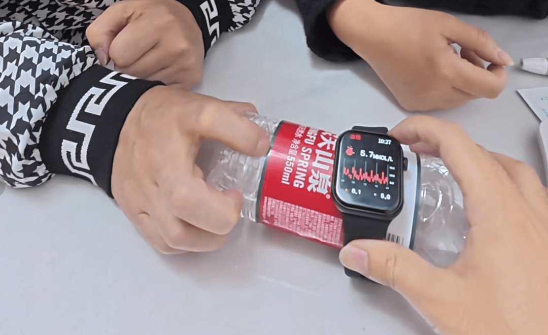 阿森纳vs利兹联_父母花84元网购“神奇手表”阿森纳vs利兹联，儿子发现能测万物：猫咪血糖5.9，吸尘器血糖7.4，父母：下次不买了