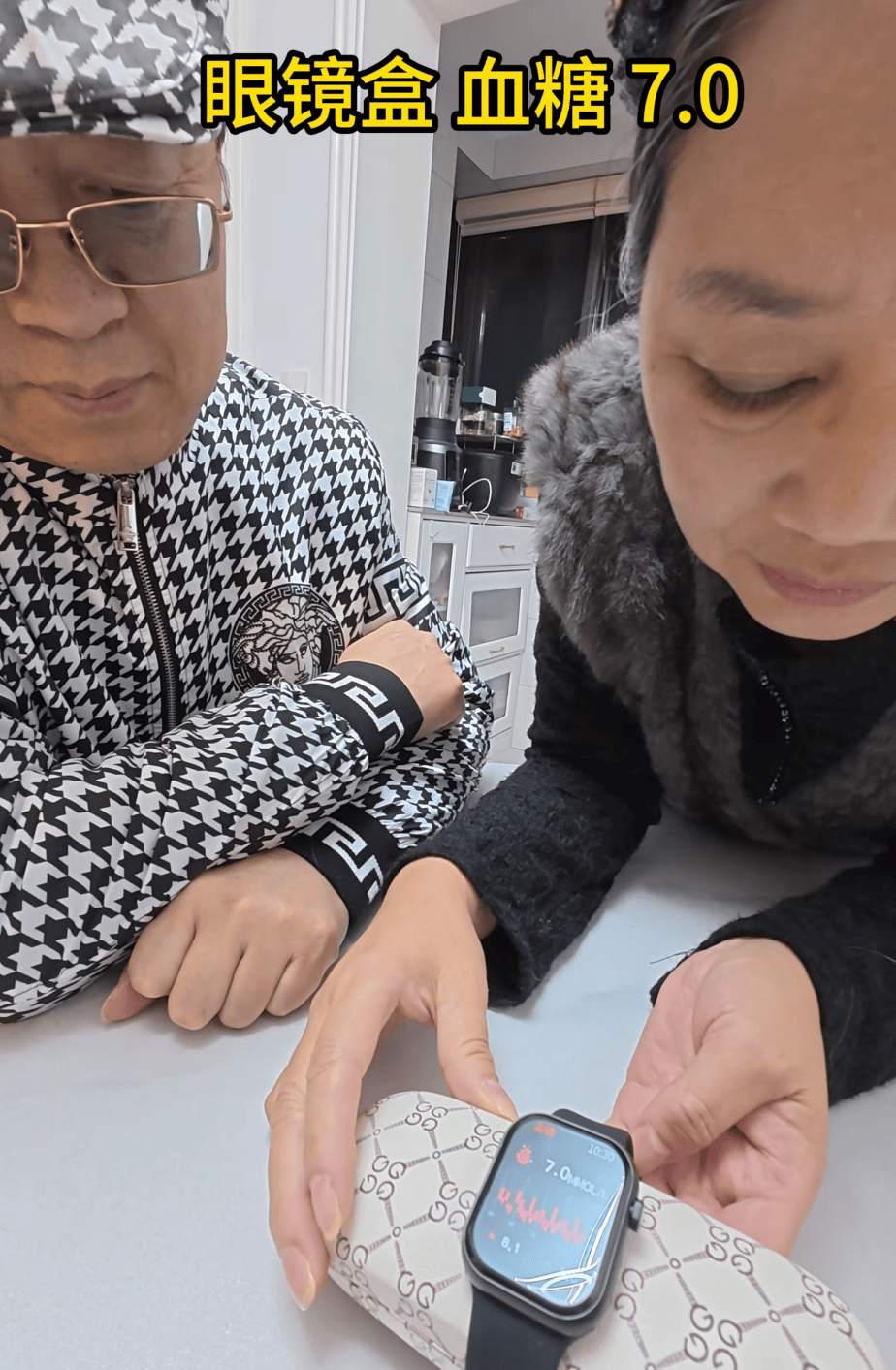 阿森纳vs利兹联_父母花84元网购“神奇手表”阿森纳vs利兹联，儿子发现能测万物：猫咪血糖5.9，吸尘器血糖7.4，父母：下次不买了