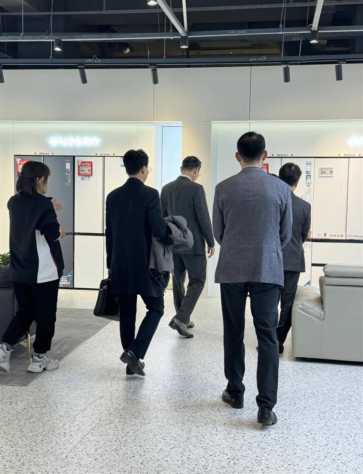 五大联赛_李在镕逛北京朝阳京东MALL买走100个labubu五大联赛，还看了海信163寸大电视，店员称“三星副会长也来了”