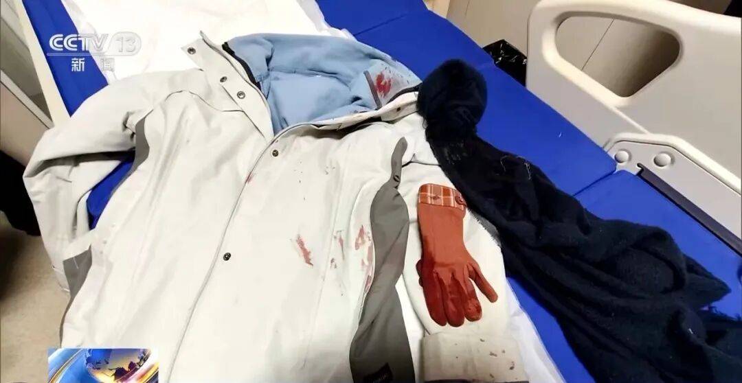 皇冠投注_女警徒手夺刀皇冠投注，脸上缝30多针：后怕但不后悔