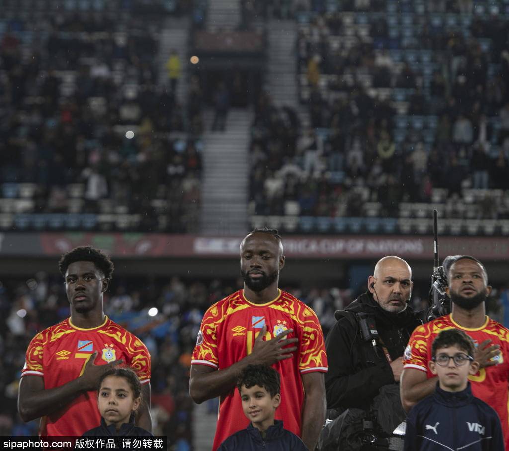 皇冠信用网需要押金吗_国足U23夺亚军颁奖！拜合拉木笑开花皇冠信用网需要押金吗，2将摘下奖牌，李昊低头！