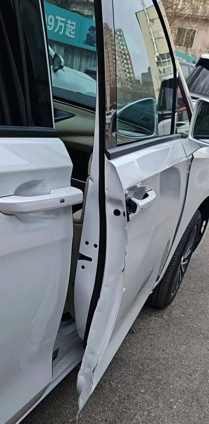 怎么弄皇冠信用网_新车买来6天怎么弄皇冠信用网，4S店销售员一个没注意撞了！贬值3.5万谁来承担？