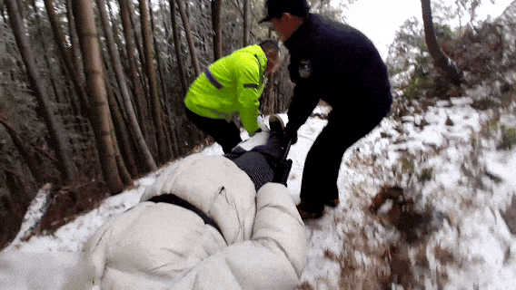 亚洲杯u20直播_“脚断了亚洲杯u20直播，这辈子完了！”游客在1200米山上赏雪受伤，浙江民警带4人将其抬下：我是民警，我得在第一个