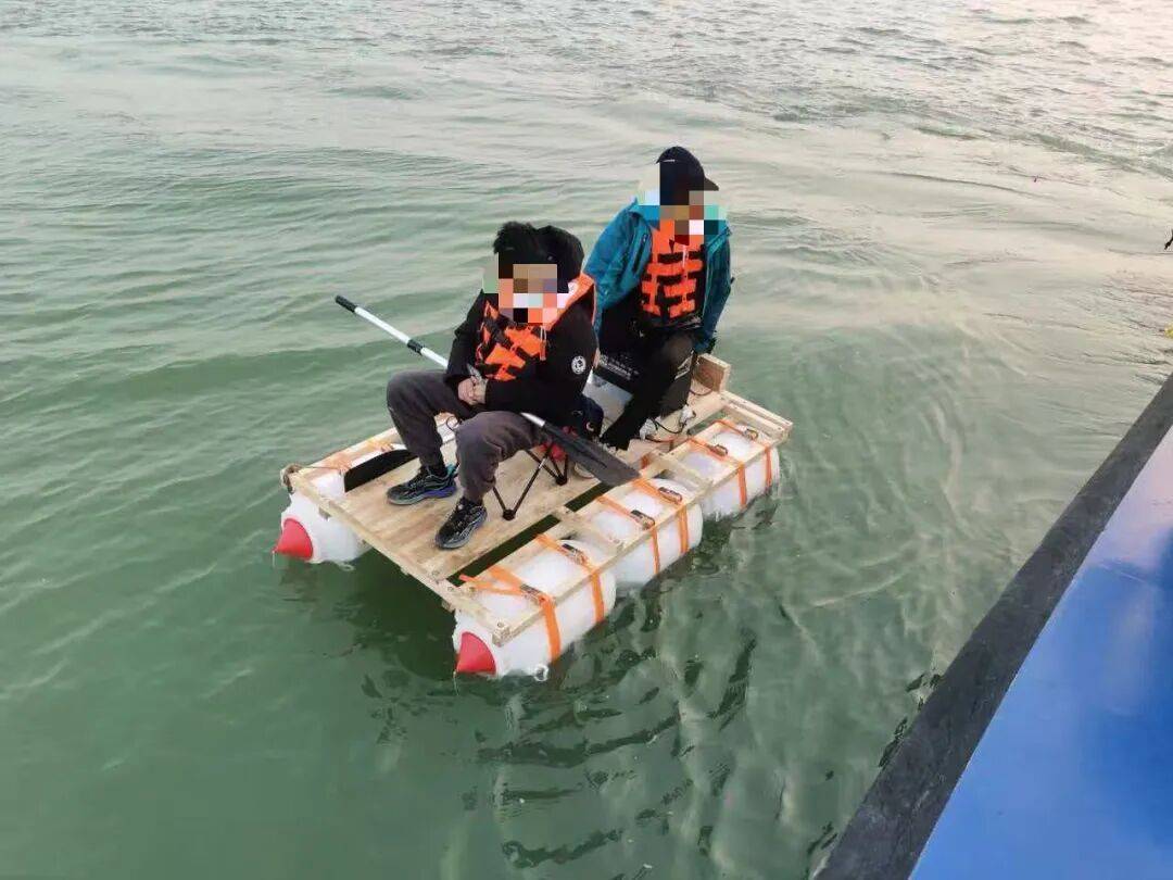 正版皇冠信用网口出租_父子俩自制小船游太湖正版皇冠信用网口出租，划1公里后没电报警求助，警方发出提醒