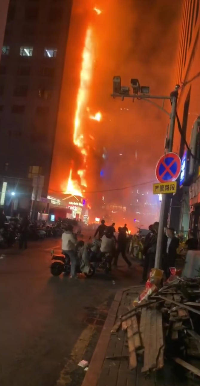 皇冠手机管理端登录_记者直击太原大火：起火建筑位于核心商圈皇冠手机管理端登录，疑底商烧烤店起火，引燃高楼外立面保温层