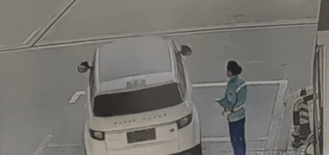 皇冠2登录welcome_男子驾驶路虎车加油后逃单？工作人员：加了500元皇冠2登录welcome！只能自掏腰包补上......