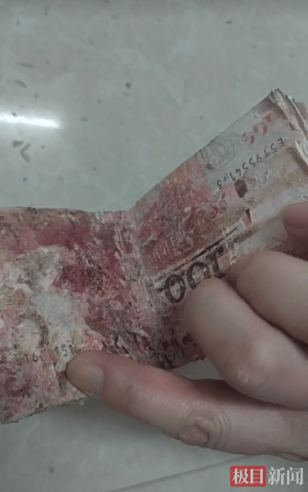 皇冠信用网登陆地址
_湖北三姐弟大把大把给父母钱花皇冠信用网登陆地址
,老两口花不完将15万元现金埋在屋后地下,最近挖出发现已发霉粘连,银行工作人员7个小时救回11万多元
