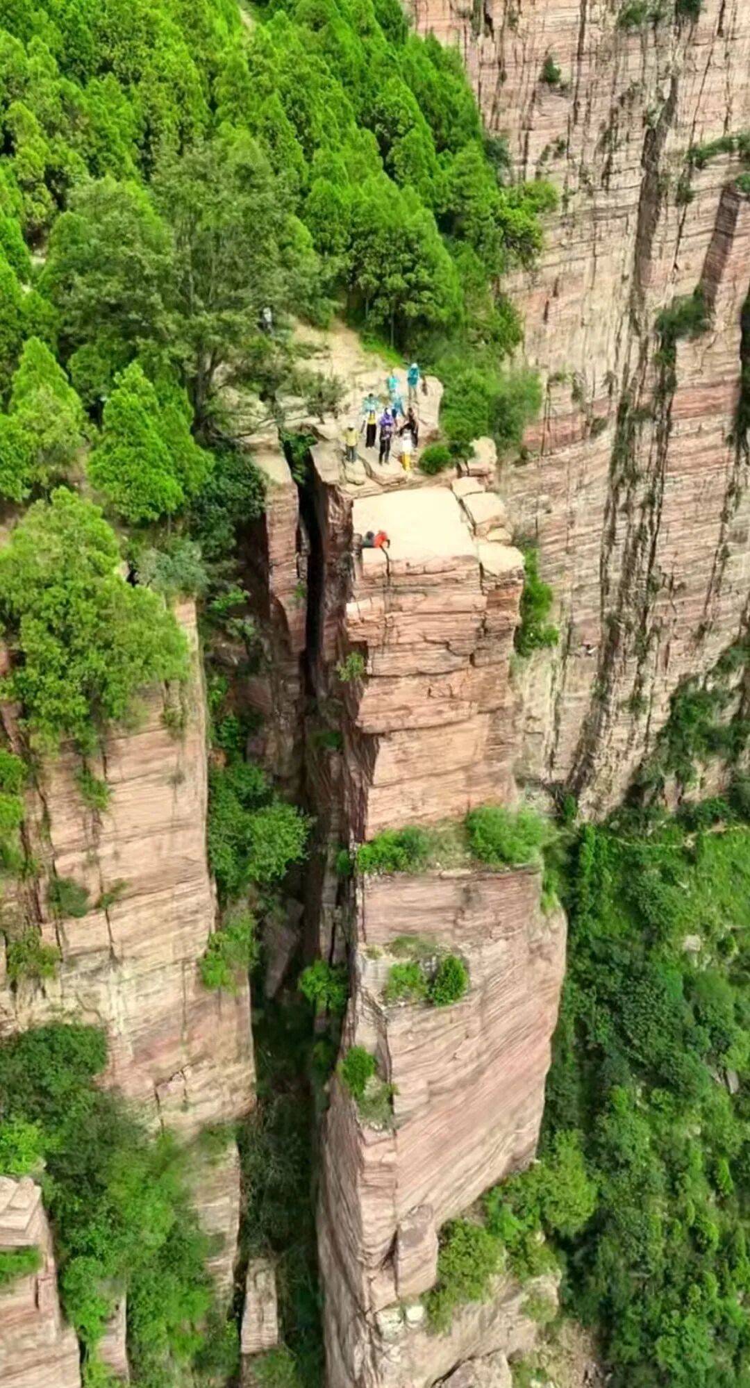 皇冠代理开户_一驴友在太行山老龙口瀑布观景台坠崖失联皇冠代理开户，目击者：重重砸断崖间一棵松树后持续下坠；搜救仍在持续